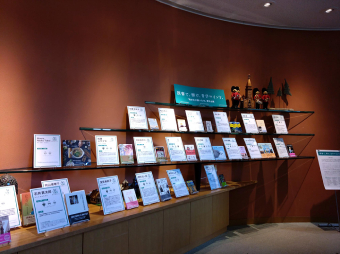 エントランスでの展示の様子