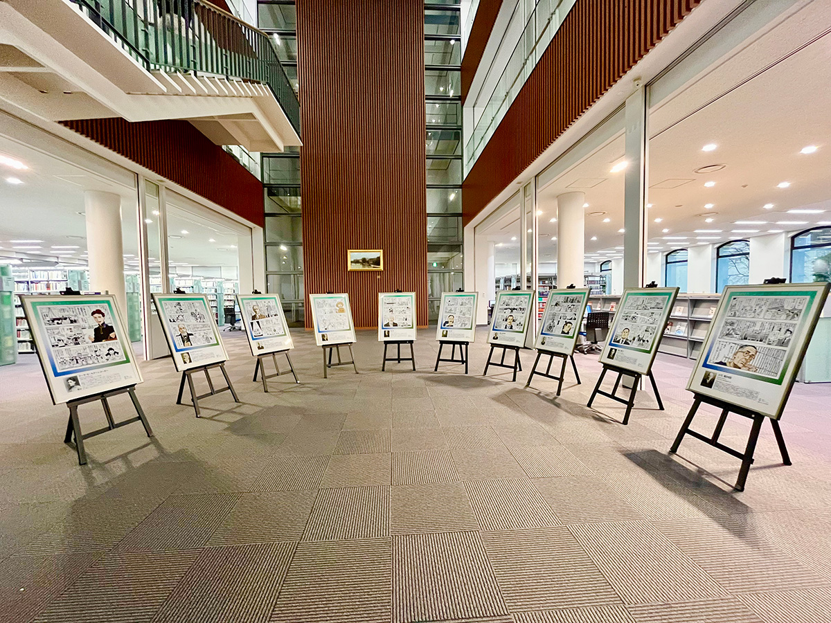 広々とした空間に設置されたパネル（大学：万代記念図書館）