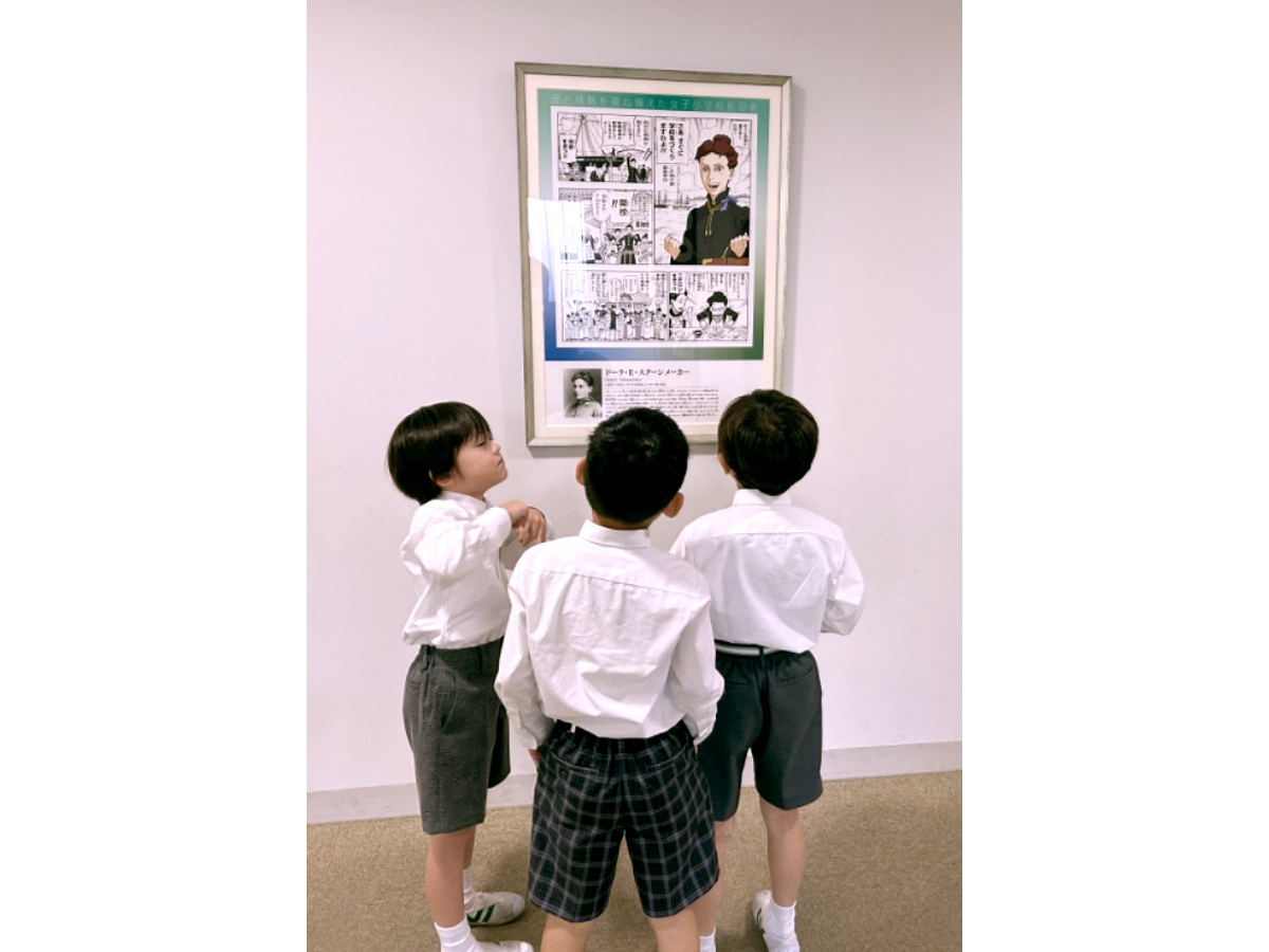 立ち止まって見入る子どもたち